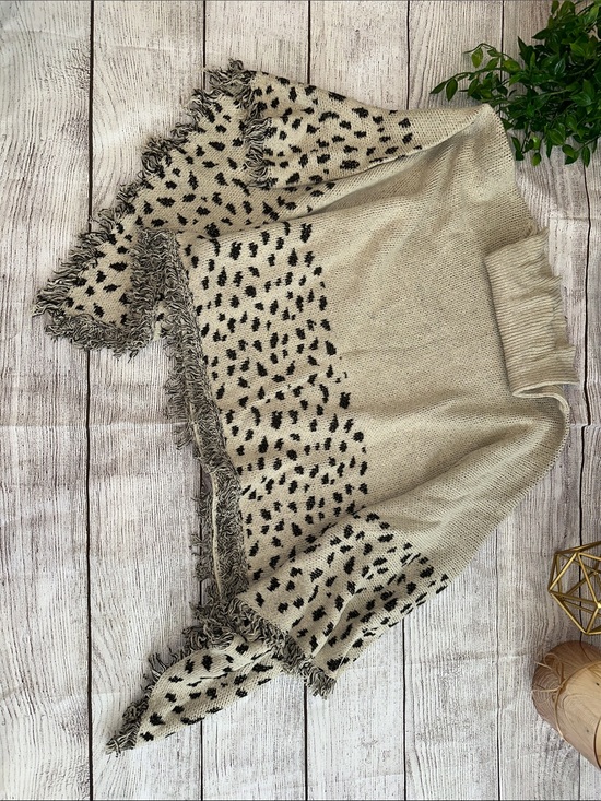 entro Sweaters - Cozy Cream Leopard-Accented Women's Sweater/shawl
